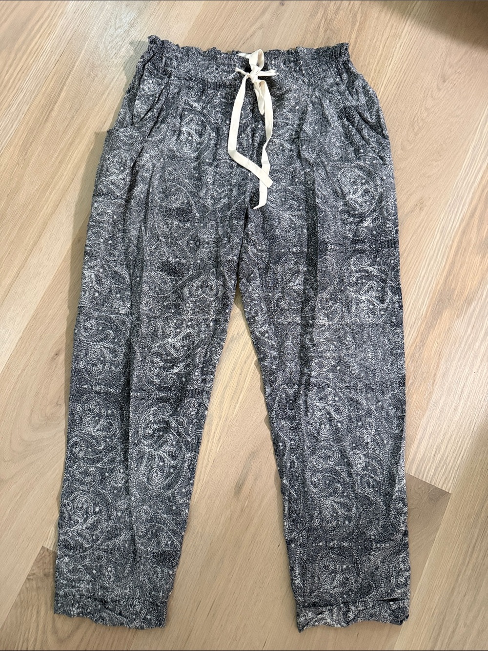 Aritzia Wilfred 100% Silk Paisley Printed Drawstring Pants Black White M